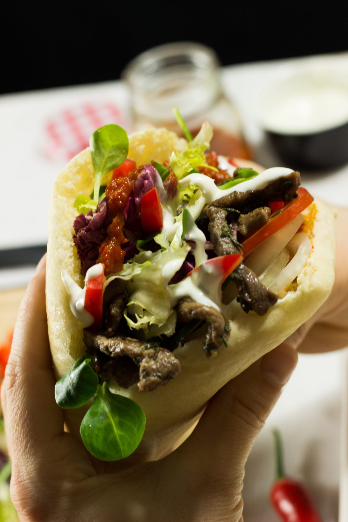 Pita pockets with chili sauce